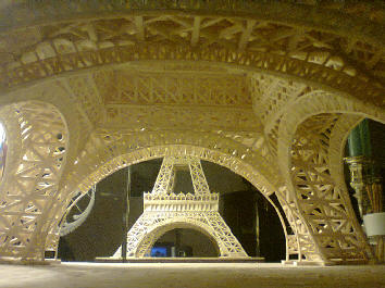 une vue de dessous de la tour Eiffel